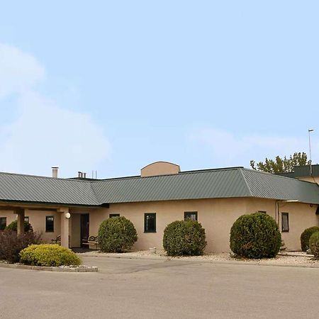 Howard Johnson By Wyndham Portage La Prairie Exterior photo
