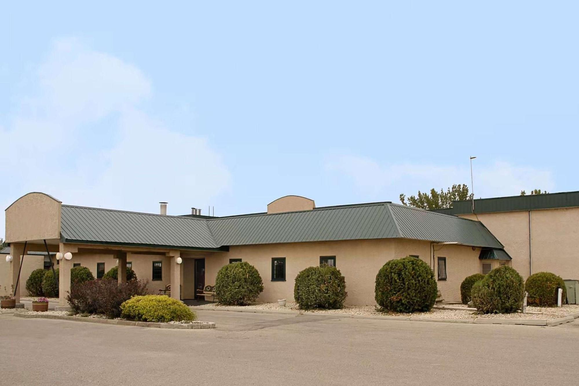Howard Johnson By Wyndham Portage La Prairie Exterior photo