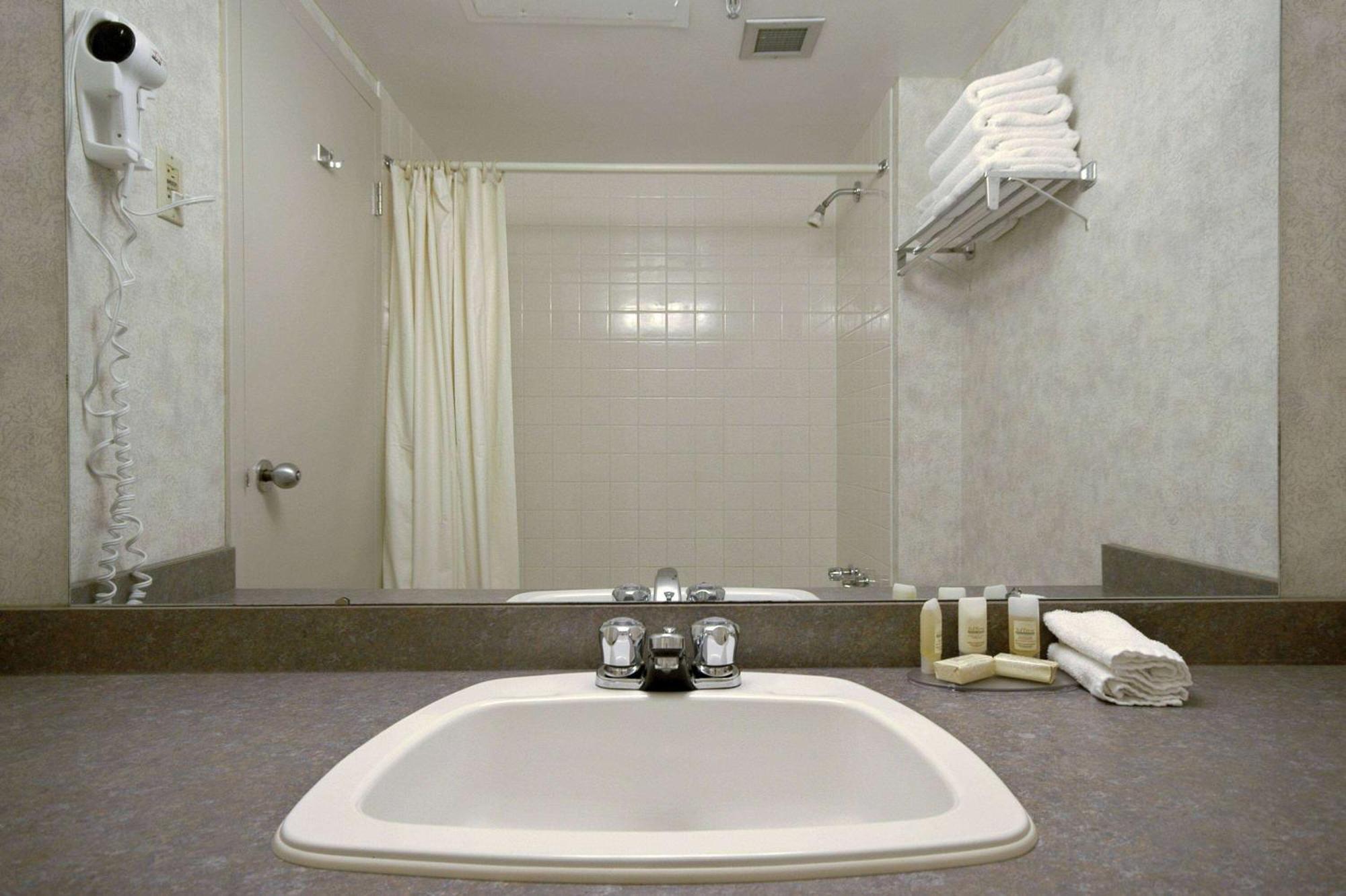Howard Johnson By Wyndham Portage La Prairie Exterior photo