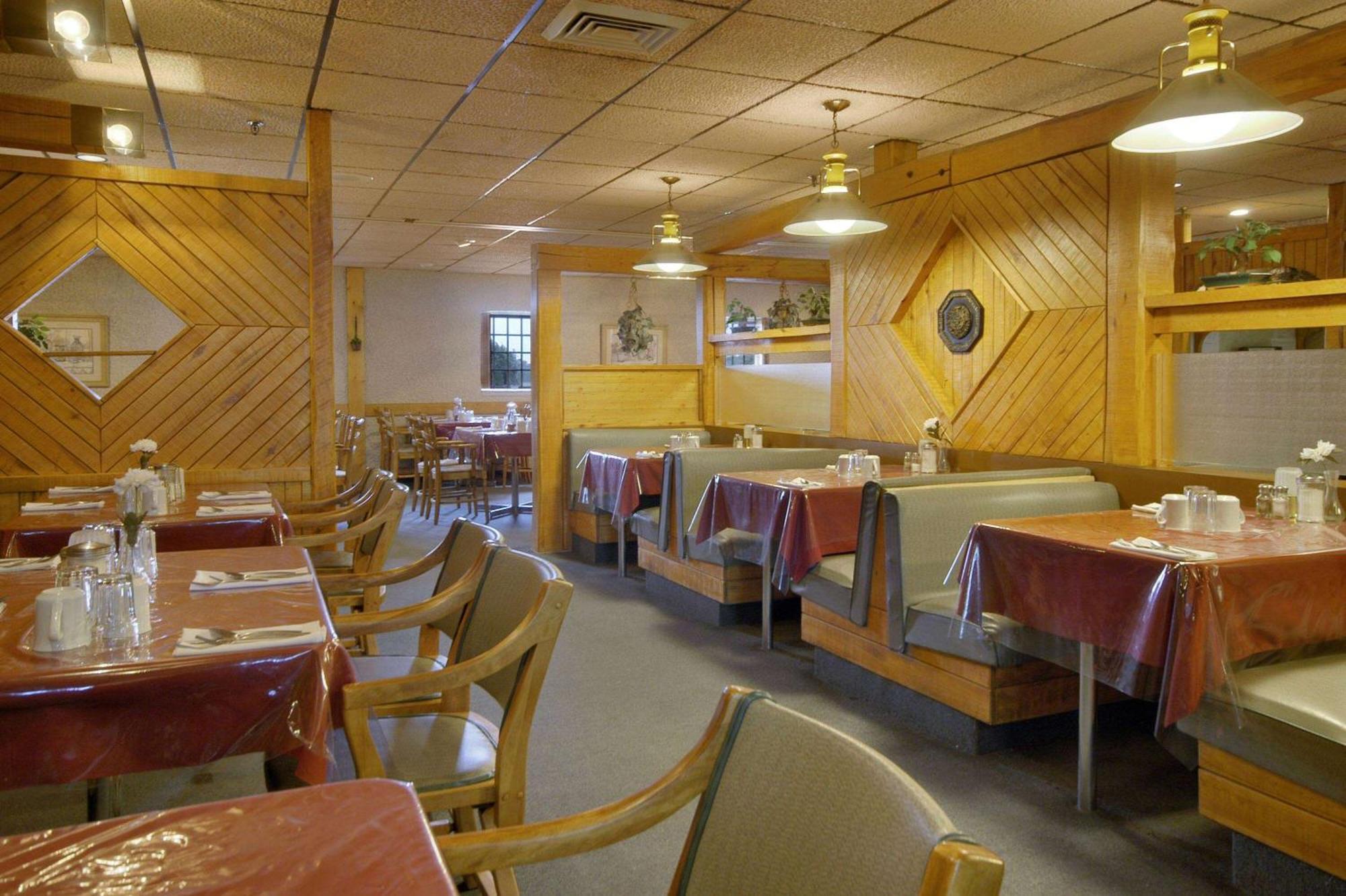 Howard Johnson By Wyndham Portage La Prairie Exterior photo