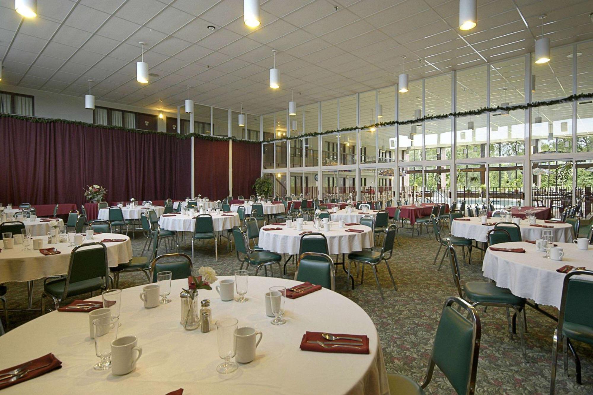 Howard Johnson By Wyndham Portage La Prairie Exterior photo
