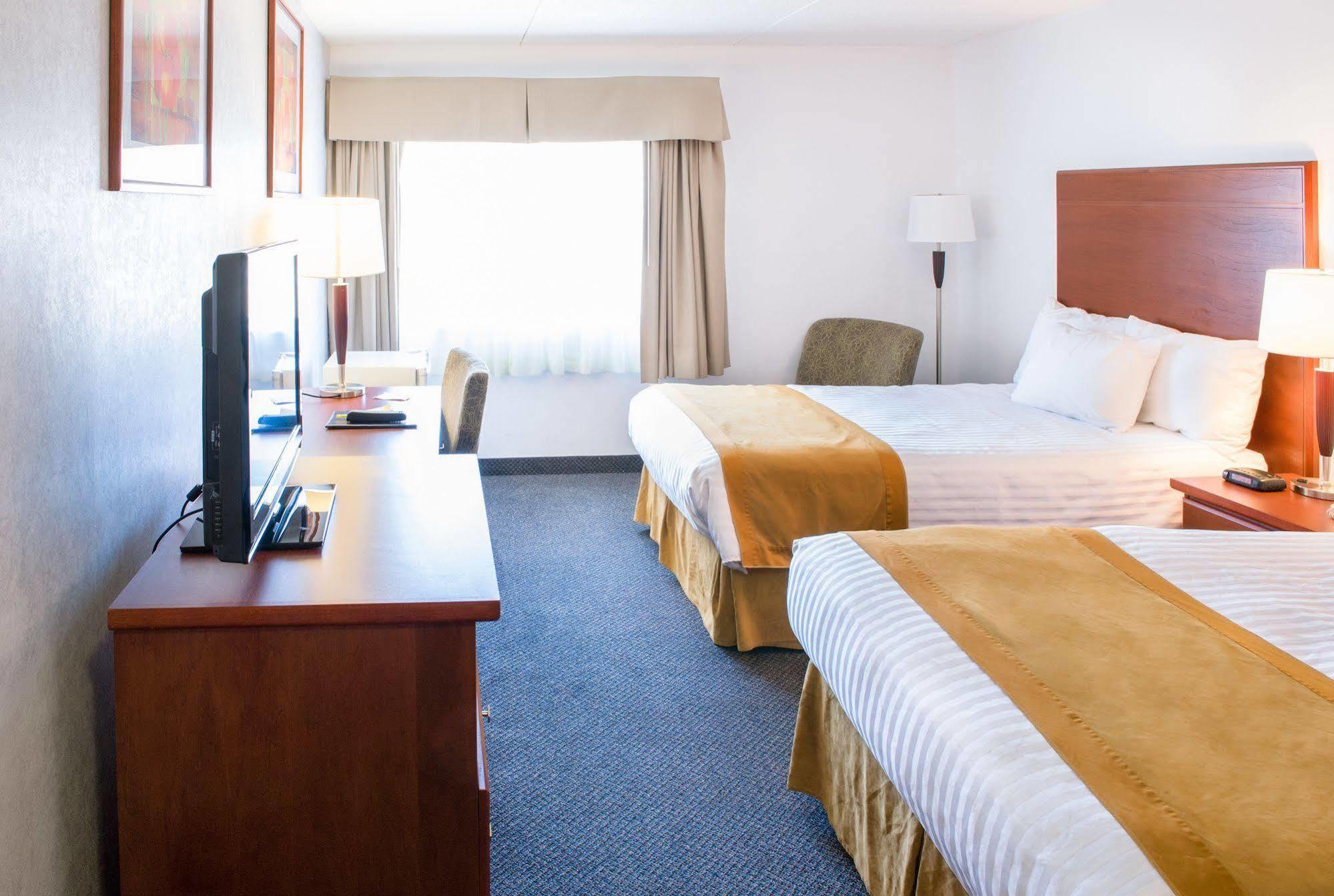 Howard Johnson By Wyndham Portage La Prairie Exterior photo