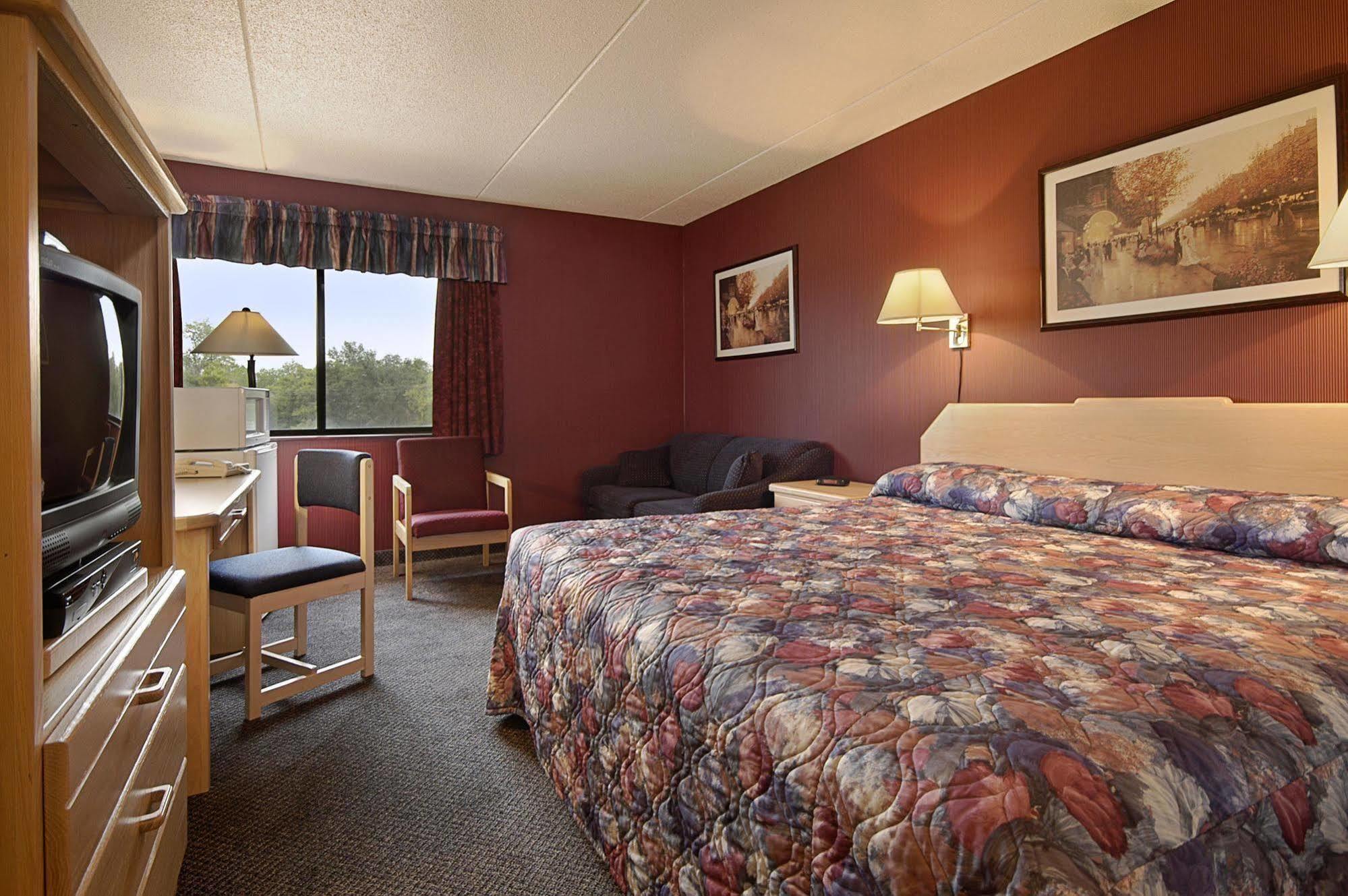 Howard Johnson By Wyndham Portage La Prairie Exterior photo