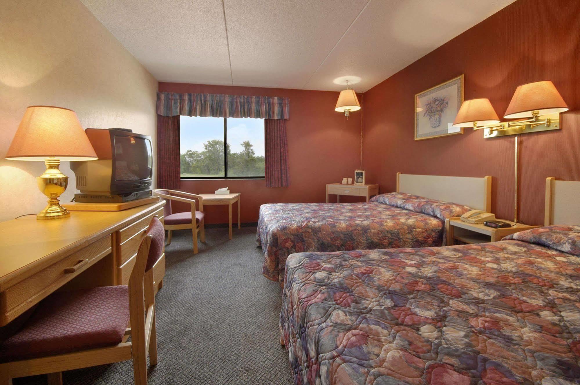 Howard Johnson By Wyndham Portage La Prairie Exterior photo